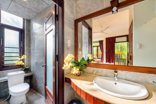 会安Hoi An Green Riverside Oasis Villa的一间带水槽和卫生间的浴室