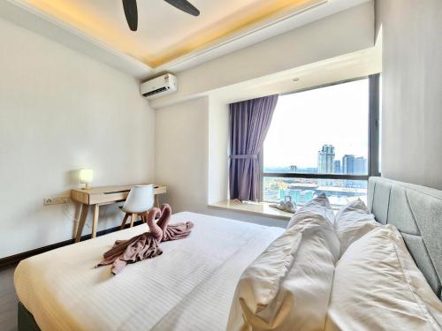 新山R&F Princess Cove CIQ Premium Sea View Suites by NEO的一间卧室设有一张大床和大窗户
