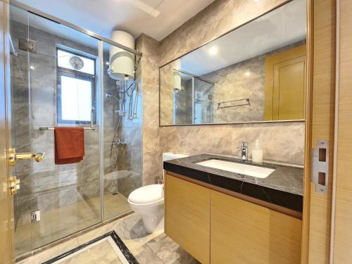 新山R&F Princess Cove CIQ Premium Sea View Suites by NEO的一间带水槽、淋浴和卫生间的浴室