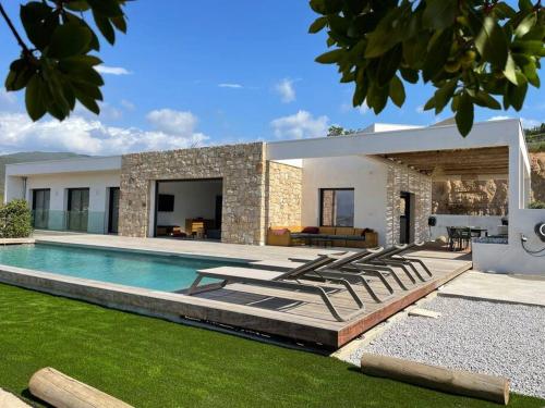 皮耶特罗塞拉Villa Alandra的一座带游泳池和房子的别墅
