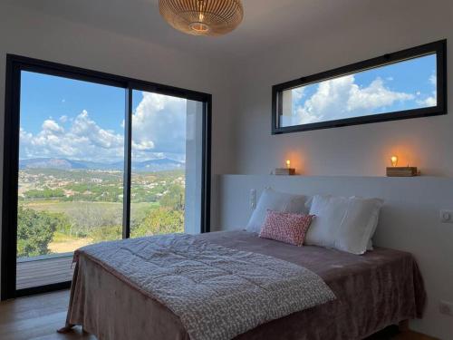 皮耶特罗塞拉Villa Alandra的一间卧室配有一张带两个大窗户的床