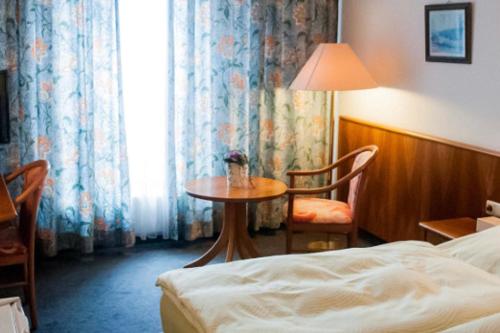 施泰恩巴赫陶努斯斯坦巴克斯塔德特酒店的酒店客房设有床、桌子和窗户。