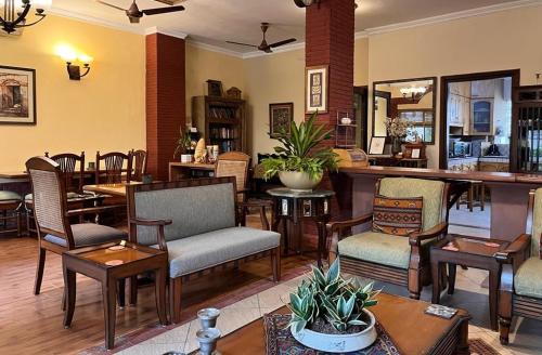 新德里伊思戴特住宿加早餐旅馆的一间带桌椅的餐厅和一间酒吧