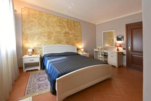 蒙特格罗索达斯提里斯特兰伯格维奇奥酒店的一间卧室配有一张床和一张书桌