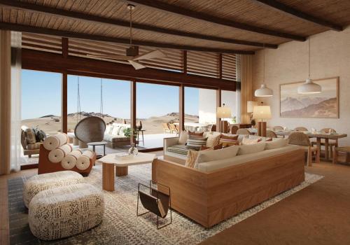 Six Senses Southern Dunes, The Red Sea的客厅配有家具和大窗户。