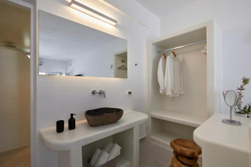 伊亚安科尔套房公寓的白色的浴室设有水槽和镜子
