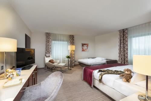波恩玛丽蒂姆波恩酒店的酒店客房,配有床和电视