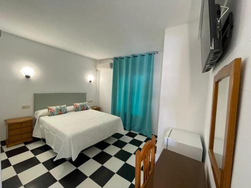 多列毛利诺斯Micaela Charming Hostal的一间卧室配有一张床,铺有一个 ⁇ 板地板
