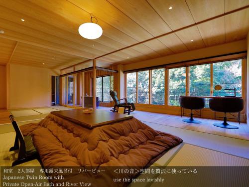 伊豆龙田日式旅馆的客厅配有大沙发和桌子