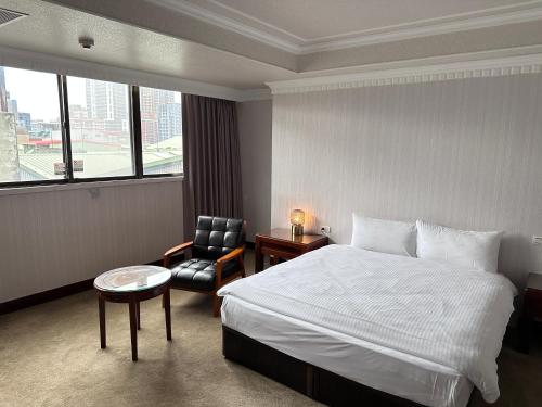 台北上格大饭店的配有一张床和一把椅子的酒店客房