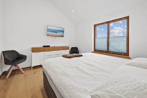 韦因道旁格兰茨Luxus Chalet Moritz的一间卧室配有一张床、一张书桌和一个窗户。