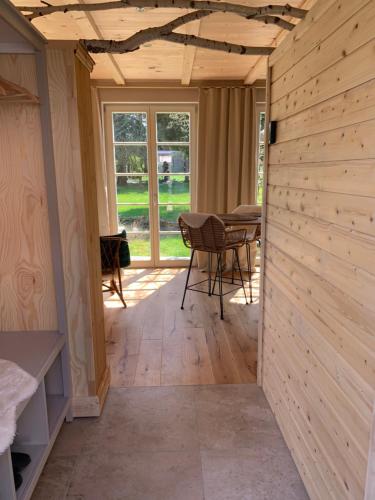 德累斯顿Idyllische Fewo Belling Spa - eigene Sauna und E-Ladesäule的木墙房子里的房间