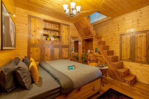卡索尔Whoopers Boutique Kasol的小木屋内一间卧室,配有一张床