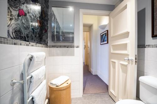 格拉斯哥西乔治街公寓酒店的一间带卫生间和水槽的浴室