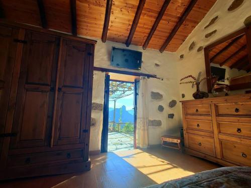 克鲁兹·德·特赫达Finca Ancestros的一间卧室设有大型木制橱柜和滑动玻璃门