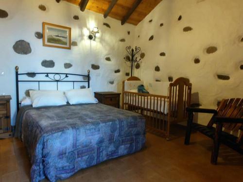 克鲁兹·德·特赫达Finca Ancestros的一间卧室配有一张床和两个婴儿