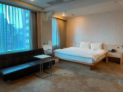 台北优美饭店-双连MRT的酒店客房,配有床和沙发