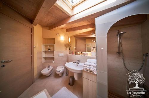 西尔米奥奈Appartamenti La Piazzetta的一间带水槽和卫生间的浴室以及窗户。
