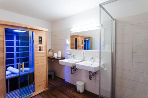 特洛普拉赫Burgls Apartmenthaus的浴室设有2个水槽和镜子