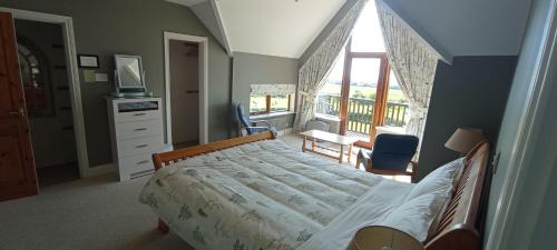 卡斯尔马特Ocean view的一间卧室设有一张床和一个大窗户