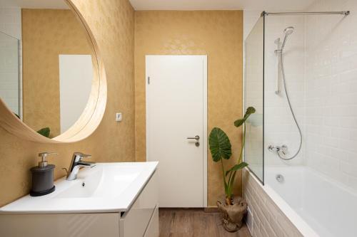 莫伊西德约斯Casa269b - Cozy house with scandinavian design的一间带水槽、淋浴和镜子的浴室