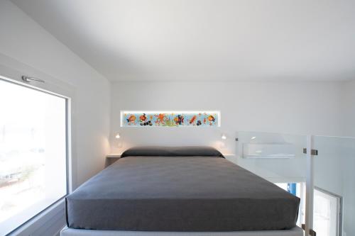 法维尼亚纳EGIDA camere mediterranee的一间带床的卧室,位于带窗户的房间内