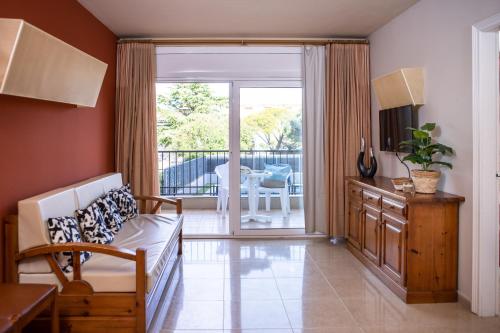 埃斯塔蒂特热带公寓RV酒店的带沙发和滑动玻璃门的客厅