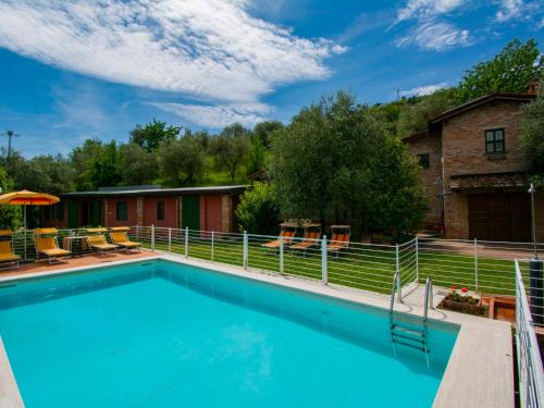 尼阿博勒皮耶韦Holiday Home Colle alla luna by Interhome的一个带围栏的院子内的游泳池