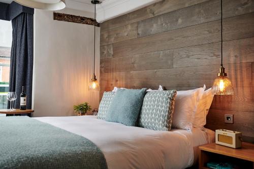 OdihamThe Red Lion的一间卧室配有一张木墙床