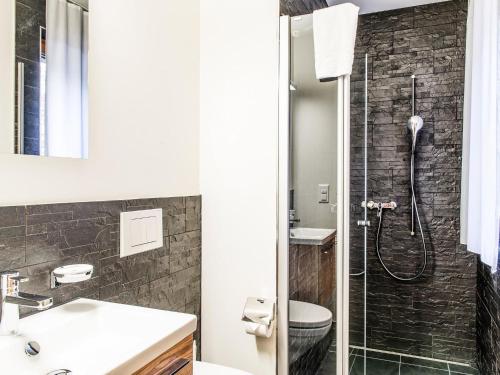 英格堡Apartment TITLIS Resort 3-Zimmer Wohnung 4 by Interhome的带淋浴、盥洗盆和卫生间的浴室