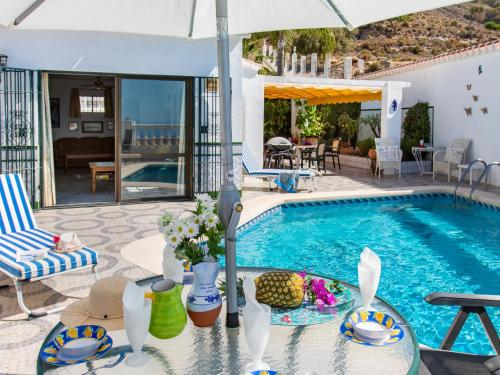 内尔哈Villa Las Brisas by Interhome的一个带游泳池和庭院的别墅