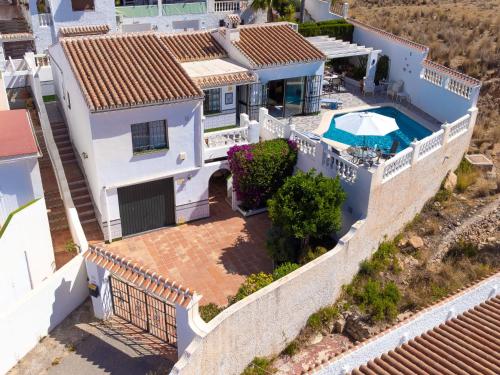 内尔哈Villa Las Brisas by Interhome的享有带游泳池的房屋的空中景致