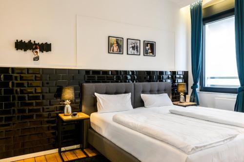 勒沃库森Nikii Boutique Hotel的一间卧室设有两张床和窗户。