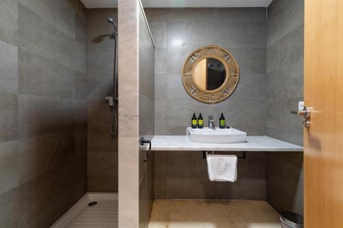 德尼亚Pont Sec Apartments的一间带水槽和淋浴的浴室