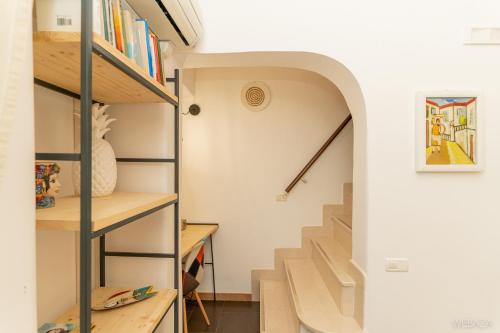 滨海波利尼亚诺Suite Novecento的一间设有楼梯的房间