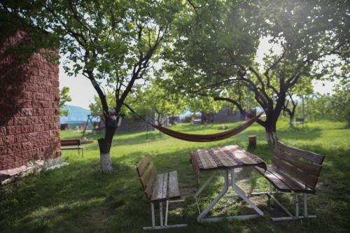 AghavnadzorNoravank L-and-L的公园内的野餐桌和吊床