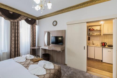 伊斯坦布尔Punto Suite的酒店客房,配有床和电视