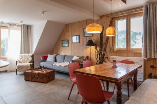 奥尔贝Terre de Sapins的客厅配有桌子和沙发