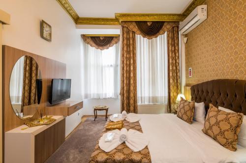 伊斯坦布尔Punto Suite的酒店客房,配有床和电视