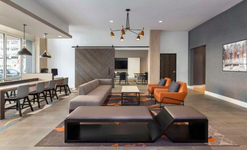 比弗顿Hyatt House Portland/Beaverton的客厅配有沙发、椅子和桌子