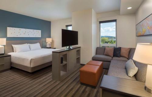 比弗顿Hyatt House Portland/Beaverton的酒店客房,配有床和沙发