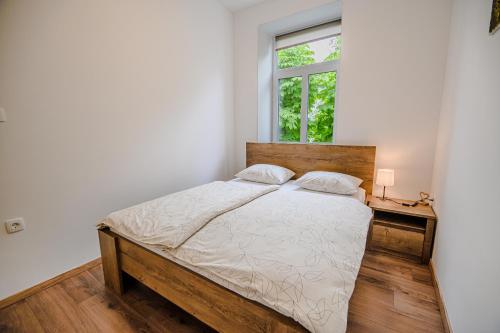 布雷日采Guesthouse Pr'Šefu的一间卧室配有一张木床和窗户