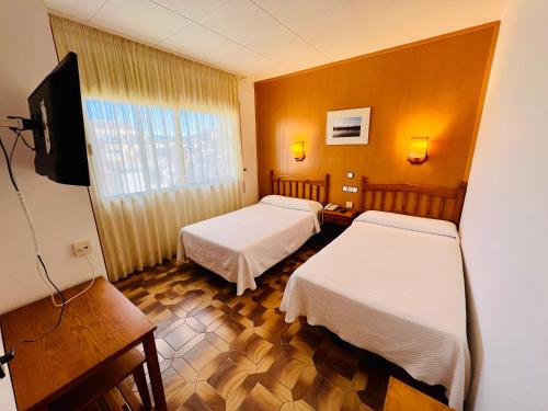 托尔托萨托尔托萨公园酒店的酒店客房设有两张床和电视。