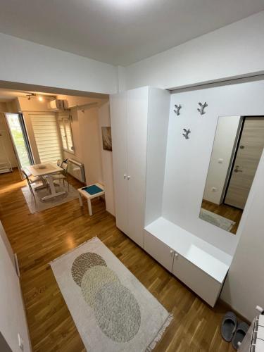 斯科普里Modern Rajcikk Apartment nearby downtown & Vardar river的客厅设有白色的墙壁和镜子