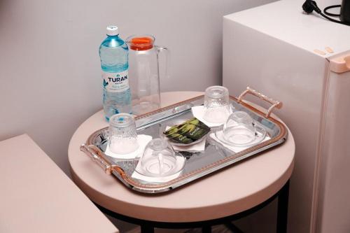 博罗沃耶Лечебно-оздоровительный комплекс Ок-Жетпес的冰箱旁桌子上的盘子