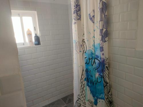 罗萨里奥港Casa Alba 2的浴室内配有淋浴帘。