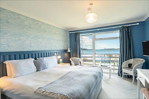 阿德芬梅尔福特湖酒店的一间卧室设有一张大床,享有海景