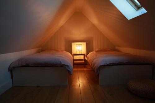 德哈恩Nuits De Mer的阁楼间 - 带两张床和窗户