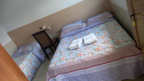 福莫萨Hotel New的一间卧室配有一张床,上面有两本书