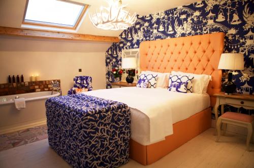 纽比桥天鹅Spa酒店的一间卧室配有一张蓝色和白色图案的大床